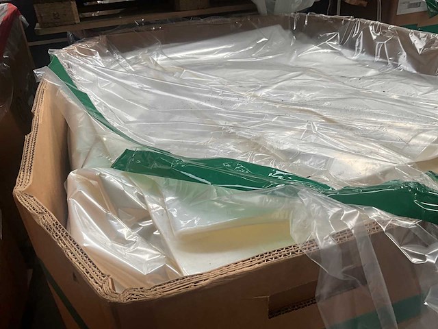 Kartonnen boxen met plastic restanten (10x) en diverse rollen - afbeelding 20 van  21