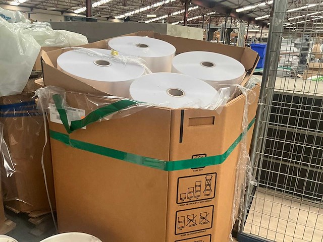 Kartonnen boxen met plastic restanten (10x) en diverse rollen - afbeelding 21 van  21