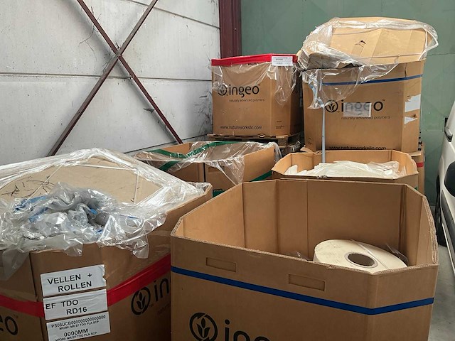 Kartonnen boxen met plastic restanten (8x) - afbeelding 1 van  19
