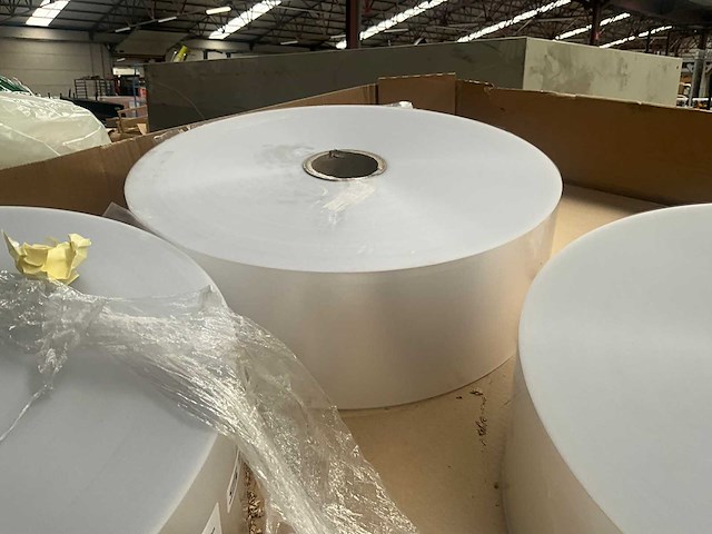 Kartonnen boxen met plastic restanten (8x) - afbeelding 1 van  15