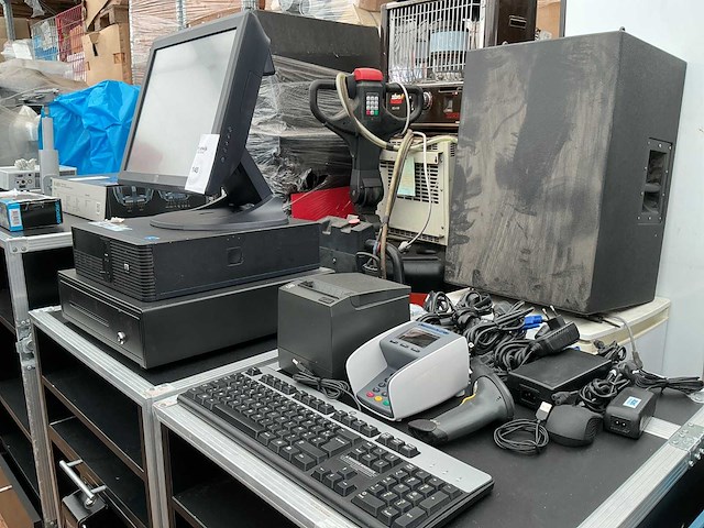 Kassa met monitor en betaalsysteem - afbeelding 1 van  3