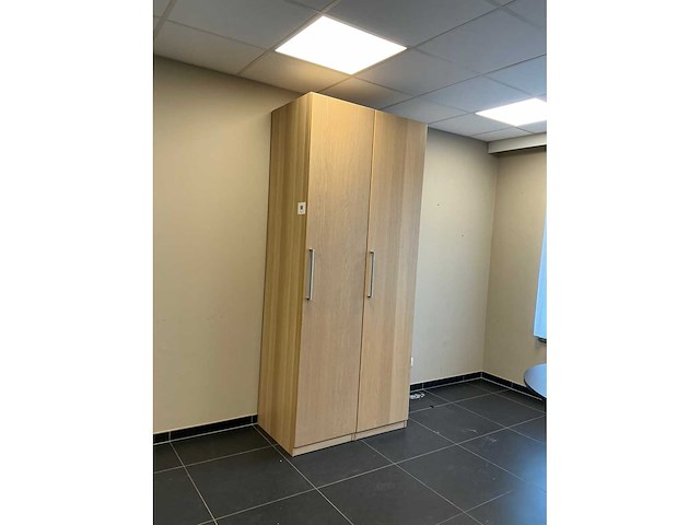 Kast (2x) + ronde tafel - afbeelding 2 van  6