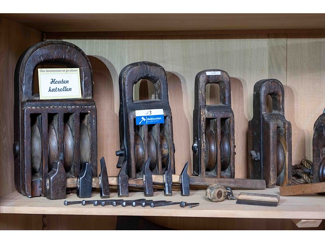 Kast 3_houten katrollen, hamers e.a. - afbeelding 1 van  4