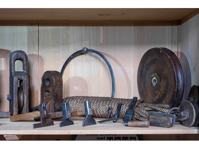 Kast 3_houten katrollen, hamers e.a. - afbeelding 2 van  4