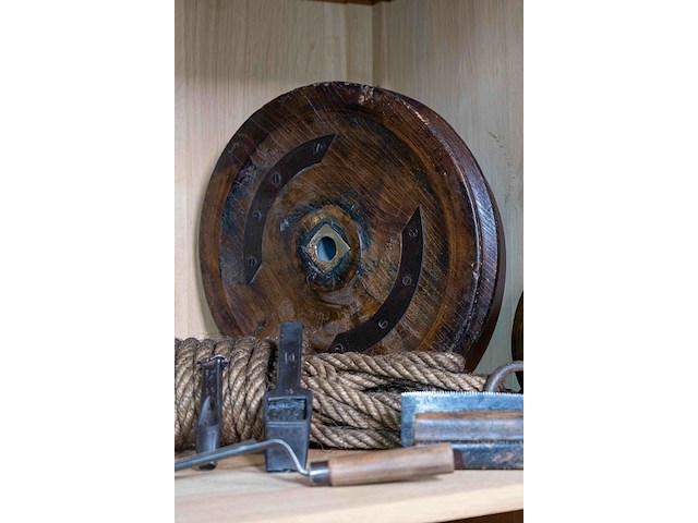 Kast 3_houten katrollen, hamers e.a. - afbeelding 3 van  4