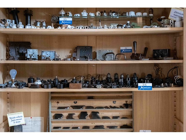 Kast 6_elektrische materialen in bakeliet - afbeelding 1 van  5