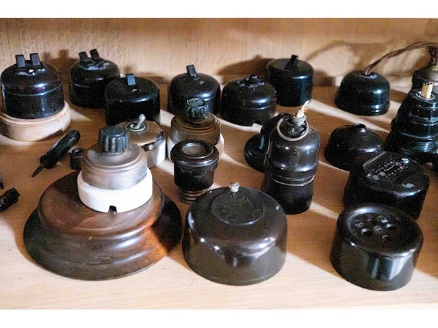 Kast 6_elektrische materialen in bakeliet - afbeelding 2 van  5