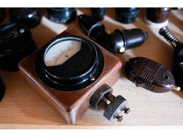 Kast 6_elektrische materialen in bakeliet - afbeelding 3 van  5