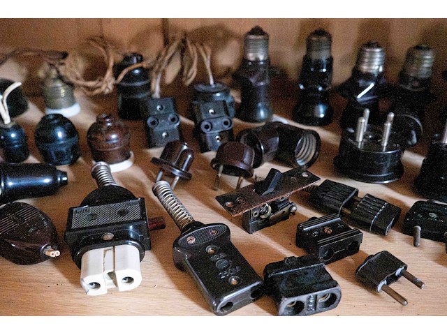 Kast 6_elektrische materialen in bakeliet - afbeelding 4 van  5