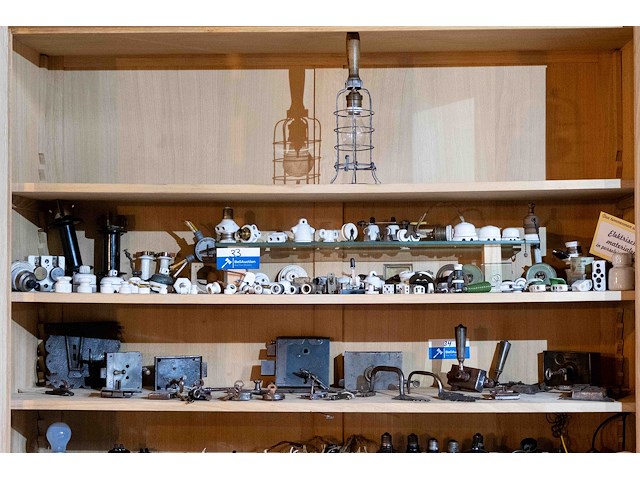 Kast 6_elektrische materialen in porselein - afbeelding 1 van  9