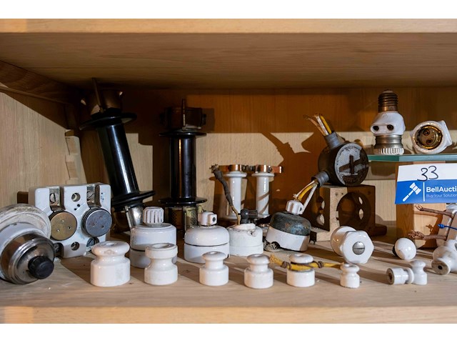 Kast 6_elektrische materialen in porselein - afbeelding 2 van  9