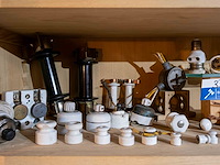 Kast 6_elektrische materialen in porselein - afbeelding 2 van  9