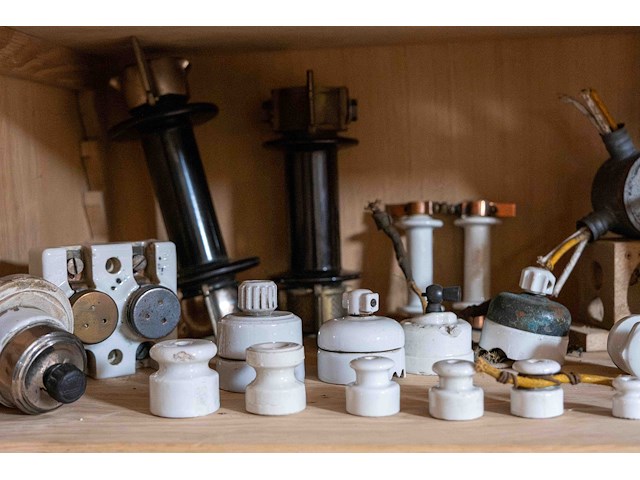 Kast 6_elektrische materialen in porselein - afbeelding 3 van  9