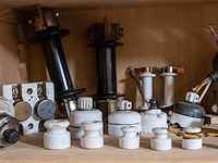 Kast 6_elektrische materialen in porselein - afbeelding 3 van  9