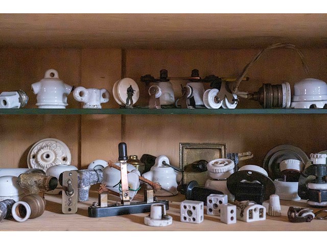 Kast 6_elektrische materialen in porselein - afbeelding 5 van  9