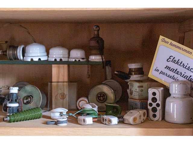 Kast 6_elektrische materialen in porselein - afbeelding 6 van  9