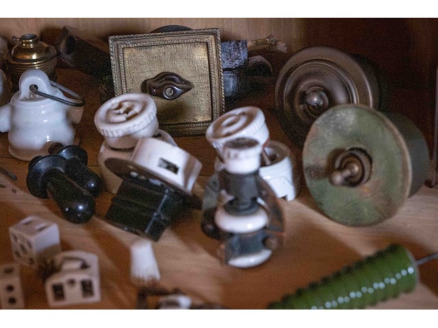 Kast 6_elektrische materialen in porselein - afbeelding 7 van  9