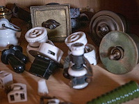 Kast 6_elektrische materialen in porselein - afbeelding 7 van  9