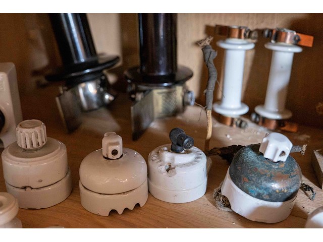 Kast 6_elektrische materialen in porselein - afbeelding 9 van  9