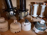 Kast 6_elektrische materialen in porselein - afbeelding 9 van  9