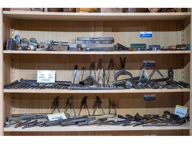 Kast 7_steenbeitels om ronde gaten te maken, passers e.a. met pièces uniques - afbeelding 1 van  5