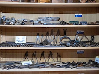 Kast 7_steenbeitels om ronde gaten te maken, passers e.a. met pièces uniques - afbeelding 1 van  5