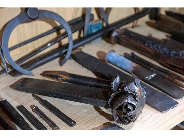 Kast 7_steenbeitels om ronde gaten te maken, passers e.a. met pièces uniques - afbeelding 2 van  5