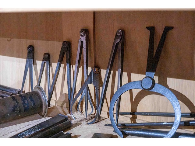 Kast 7_steenbeitels om ronde gaten te maken, passers e.a. met pièces uniques - afbeelding 5 van  5