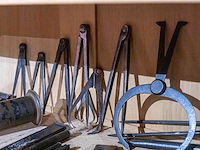 Kast 7_steenbeitels om ronde gaten te maken, passers e.a. met pièces uniques - afbeelding 5 van  5