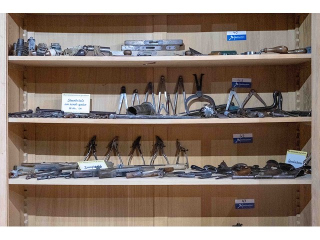 Kast 7_zaagtandtrekkers en spookschaven - afbeelding 1 van  4