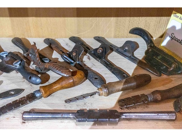 Kast 7_zaagtandtrekkers en spookschaven - afbeelding 3 van  4