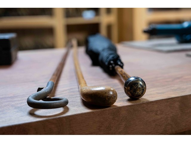 Kast 8_partituurhouder, 2 wandelstokken, 1 paraplu - afbeelding 2 van  3