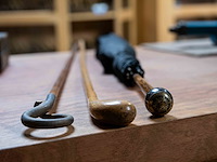 Kast 8_partituurhouder, 2 wandelstokken, 1 paraplu - afbeelding 2 van  3