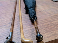 Kast 8_partituurhouder, 2 wandelstokken, 1 paraplu - afbeelding 3 van  3