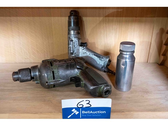 Kast 9_ 2 boormachines in aluminium en flesje aluminium - afbeelding 1 van  2