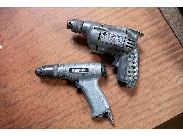 Kast 9_ 2 boormachines in aluminium en flesje aluminium - afbeelding 2 van  2