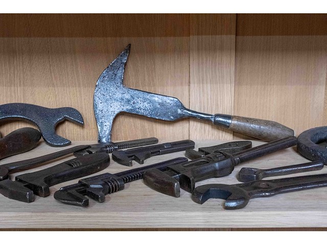 Kast 9_handgesmeede materialen e.a. - afbeelding 2 van  3