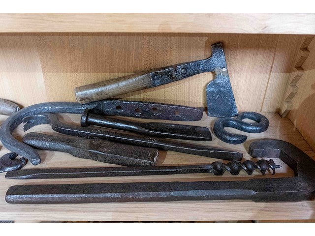 Kast 9_handgesmeede materialen e.a. - afbeelding 3 van  3