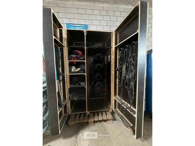 Kast + inhoud paardenmateriaal - afbeelding 1 van  9