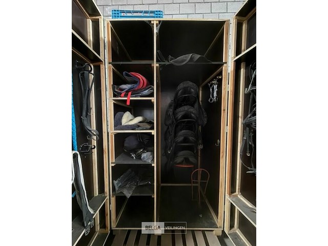 Kast + inhoud paardenmateriaal - afbeelding 2 van  9