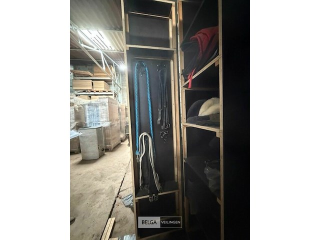 Kast + inhoud paardenmateriaal - afbeelding 4 van  9