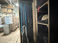 Kast + inhoud paardenmateriaal - afbeelding 4 van  9
