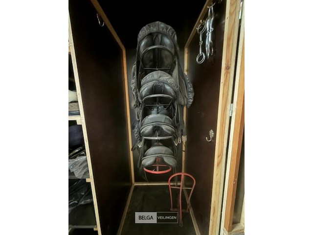 Kast + inhoud paardenmateriaal - afbeelding 6 van  9