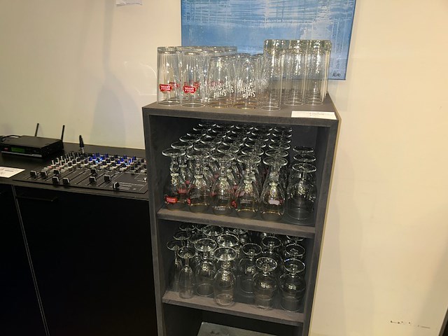 Kast + inhoud - afbeelding 1 van  3