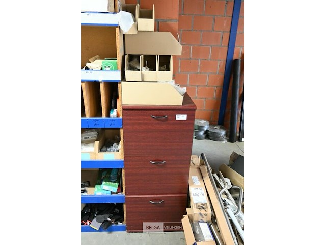 Kast met 3 laden met inhoud - afbeelding 1 van  5