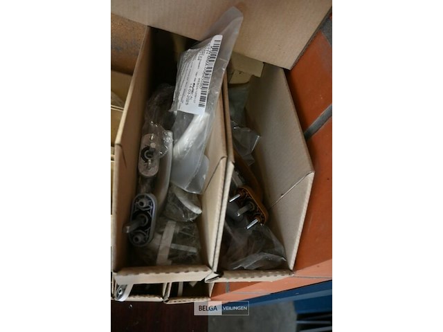 Kast met 3 laden met inhoud - afbeelding 5 van  5