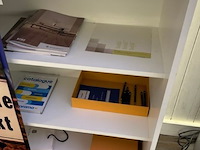 Kast met inhoud - afbeelding 4 van  5