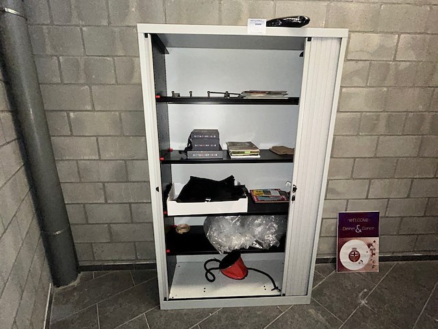 Kast met inhoud - afbeelding 1 van  7