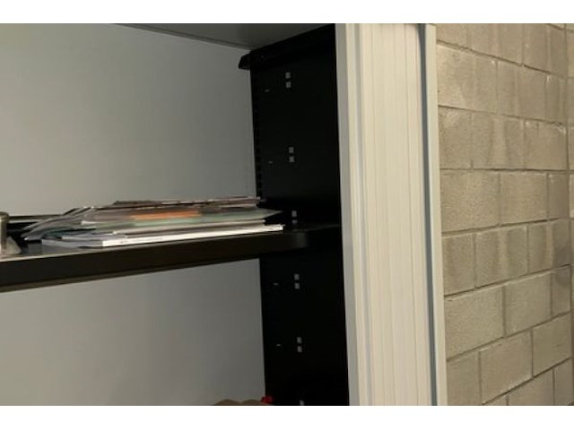 Kast met inhoud - afbeelding 2 van  7