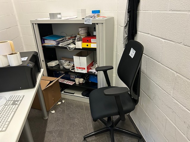 Kast met inhoud - afbeelding 1 van  8